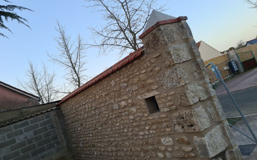 Restauration du mur aux Coudray